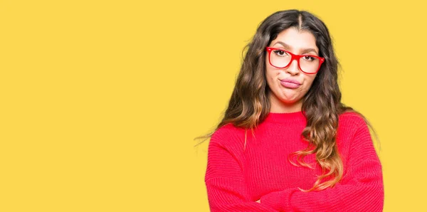 Joven Hermosa Mujer Con Gafas Rojas Escéptica Nerviosa Expresión Desaprobadora — Foto de Stock