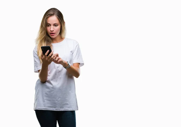 Jonge Mooie Blonde Vrouw Met Smartphone Geïsoleerde Achtergrond Bang Schok — Stockfoto