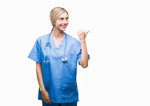 Młoda Piękna Blondynka Lekarz Chirurg Pielęgniarka Kobieta Białym Tle Uśmiechnięty — Zdjęcie stockowe