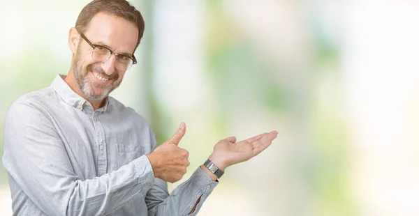 Guapo Mediana Edad Elegante Hombre Mayor Con Gafas Sobre Fondo — Foto de Stock