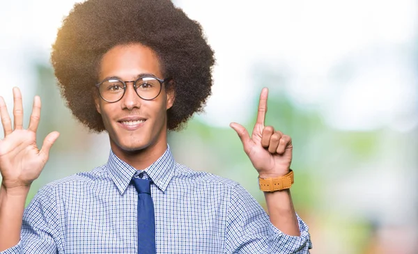 Unga Afroamerikanska Affärsman Med Afro Hår Glasögon Visar Och Pekar — Stockfoto