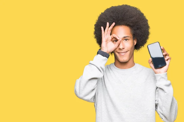 Mladý Americký Muž Afro Vlasy Ukazuje Displej Smartphonu Šťastný Obličej — Stock fotografie