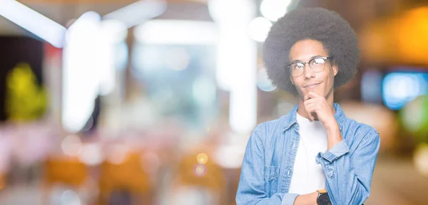 Afro Amerikai Fiatalember Afro Haj Szemüveg Kézzel Álla Gondolkodás Kérdés — Stock Fotó