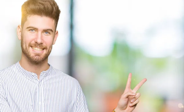 Jovem Homem Bonito Sorrindo Com Cara Feliz Piscando Para Câmera — Fotografia de Stock