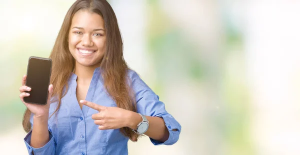 Joven Hermosa Morena Mujer Negocios Mostrando Pantalla Del Teléfono Inteligente —  Fotos de Stock