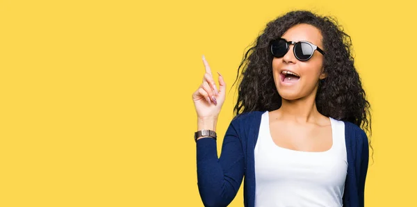 Menina Bonita Nova Com Cabelo Encaracolado Usando Óculos Sol Moda — Fotografia de Stock