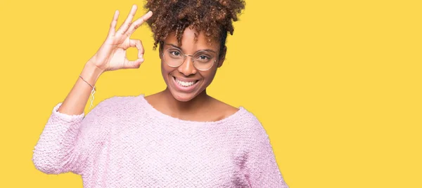 Linda Jovem Afro Americana Usando Óculos Sobre Fundo Isolado Sorrindo — Fotografia de Stock