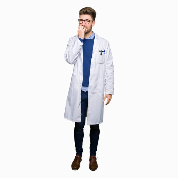 Mladý Pohledný Vědec Muž Nosí Brýle Stresovaní Nervózní Rukama Ústech — Stock fotografie