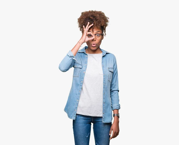 Hermosa Mujer Afroamericana Joven Con Gafas Sobre Fondo Aislado Haciendo — Foto de Stock