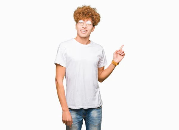 Ung Vacker Man Med Afrohår Som Bär Glasögon Med Ett — Stockfoto