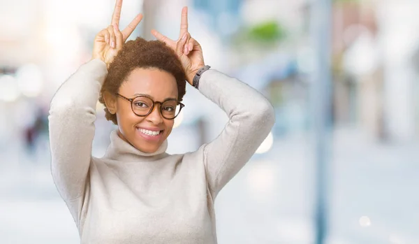 Joven Mujer Afroamericana Hermosa Con Gafas Sobre Fondo Aislado Posando — Foto de Stock