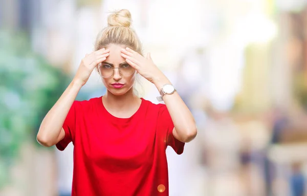 Ung Vacker Blond Kvinna Klädd Röd Shirt Och Glasögon Över — Stockfoto