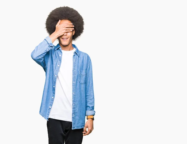 Jovem Afro Americano Com Cabelo Afro Sorrindo Rindo Com Mão — Fotografia de Stock