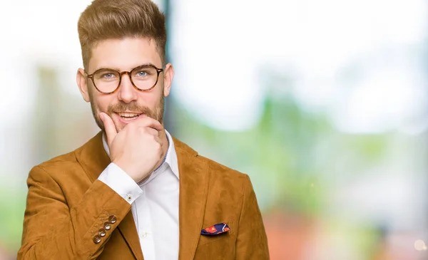 Junger Gutaussehender Geschäftsmann Mit Brille Der Selbstbewusst Die Kamera Blickt — Stockfoto