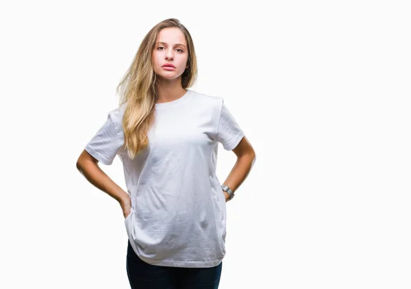 Jeune Belle Femme Blonde Portant Shirt Blanc Décontracté Sur Fond — Photo