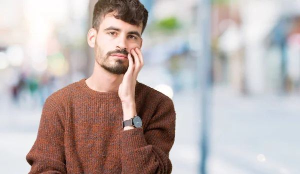 年轻英俊的男子穿着冬季毛衣在孤立的背景下思考看累了 厌倦了与交叉臂抑郁症问题 — 图库照片