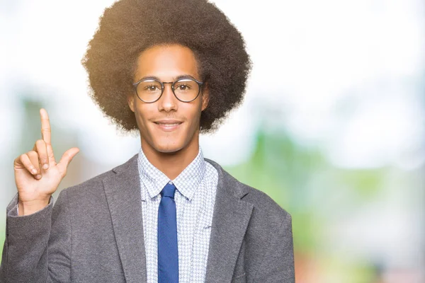아프로 손가락으로 가리키는 안경을 아프리카계 미국인 사업가 자신감과 — 스톡 사진
