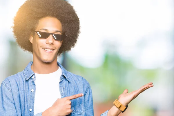 Giovane Uomo Afro Americano Con Capelli Afro Indossa Occhiali Vita — Foto Stock