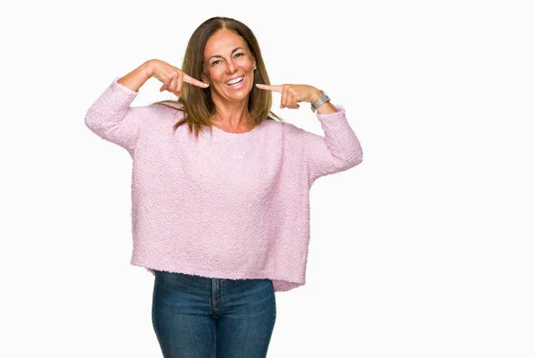 美しい中年成人女性の自信を示すと指歯と口を指して笑って孤立の背景に冬のセーターを着ています 健康の概念 — ストック写真