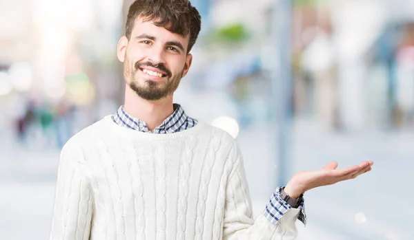 Jonge Knappe Man Winter Trui Dragen Geïsoleerde Achtergrond Lacht Vrolijk — Stockfoto