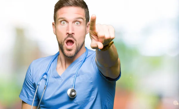Knappe Dokter Man Dragen Van Medische Uniform Geïsoleerde Achtergrond Wijzen — Stockfoto