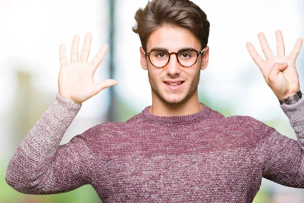 Joven Hombre Guapo Con Gafas Sobre Fondo Aislado Mostrando Apuntando —  Fotos de Stock