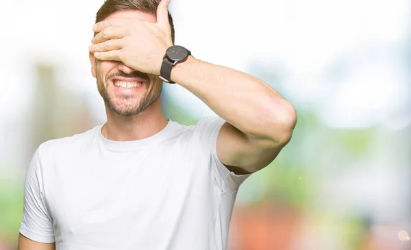 Hombre Guapo Vistiendo Casual Camiseta Blanca Sonriendo Riendo Con Mano —  Fotos de Stock