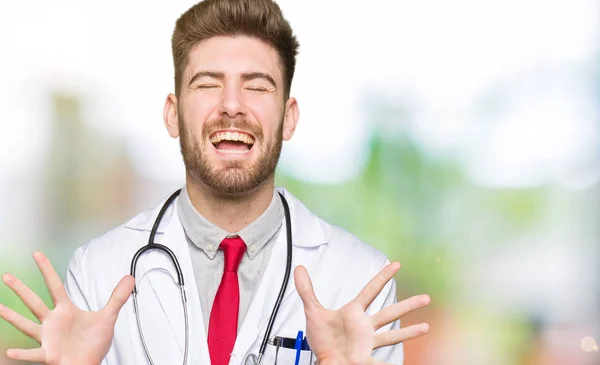 Homem Médico Bonito Jovem Vestindo Casaco Médico Celebrando Louco Louco — Fotografia de Stock