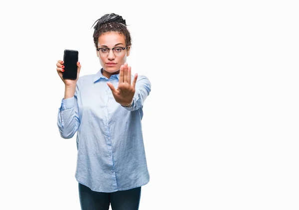 Joven Chica Negocios Afroamericana Trenzada Pelo Mostrando Pantalla Del Teléfono — Foto de Stock