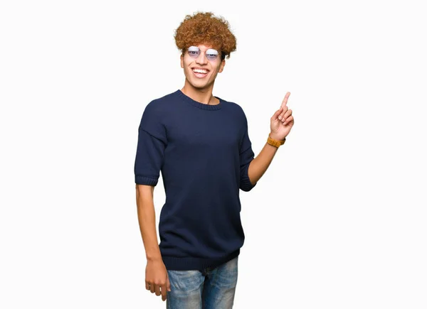 Joven Hombre Guapo Con Gafas Afro Con Una Gran Sonrisa — Foto de Stock
