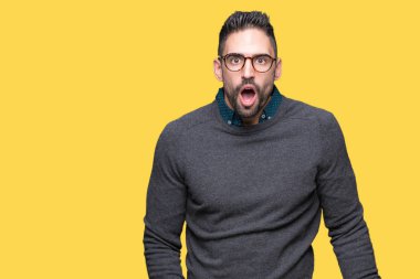 Şüpheci ve alaycı, şok karşısında izole arka plan üzerinde gözlük takan yakışıklı delikanlı ile açık ağız şaşırttı