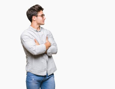 İkna ve kendine güvenen tarafına silahlarla seyir gülümseyen izole arka plan üzerinde gözlük takan genç yakışıklı adam geçti