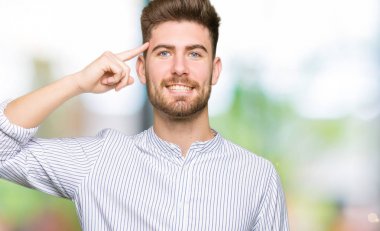 Genç yakışıklı bir parmak, harika bir fikir ya da düşünce, iyi hafıza ile baş gösteren gülen adam