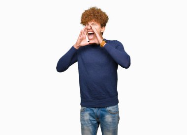 Afro saç sesle ile kızgın bağırarak ile genç yakışıklı adam ağzına eller