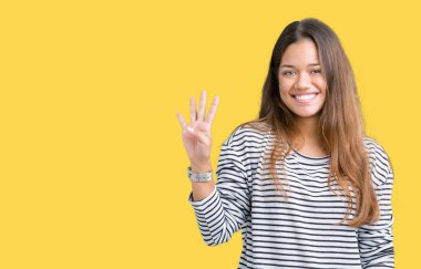 Genç güzel esmer kadın izole arka plan üzerinde çizgili kazak giyiyor ve parmak sayısı dört ile işaret kadar emin ve mutlu gülümseyen.