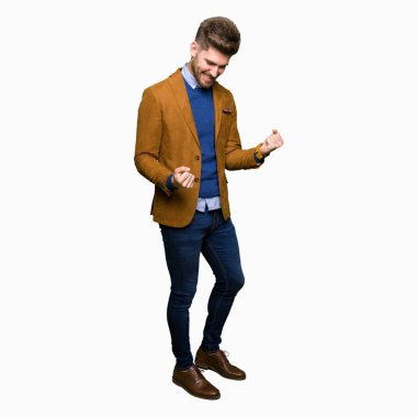 Gülümseyen ve başarı için çığlık genç yakışıklı iş adamı çok mutlu ve heyecanlı kaldırdı, silah ile kazanan jest yapıyor. Kutlama kavramı.