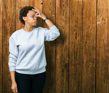 Genç güzel Afrikalı-Amerikalı kadın gözlük izole arka plan üzerinde sürtünme burun ve göz yorgunluğu ve baş ağrısı duygu yorgun. Stres ve hayal kırıklığı kavramı.