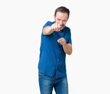 Yakışıklı orta yaş zarif komuta sizde izole arka plan kum yumruk kavga etmek, saldırgan ve kızgın saldırı, tehdit ve şiddet