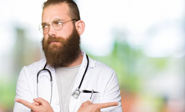 Jovem Médico Loiro Com Barba Vestindo Casaco Médico Apontando Para — Fotografia de Stock