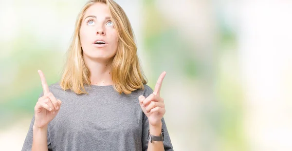 Hermosa Mujer Joven Con Una Camiseta Informal Gran Tamaño Sobre —  Fotos de Stock