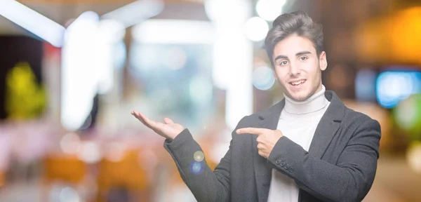 Joven Hombre Elegante Con Abrigo Invierno Sobre Fondo Aislado Asombrado —  Fotos de Stock