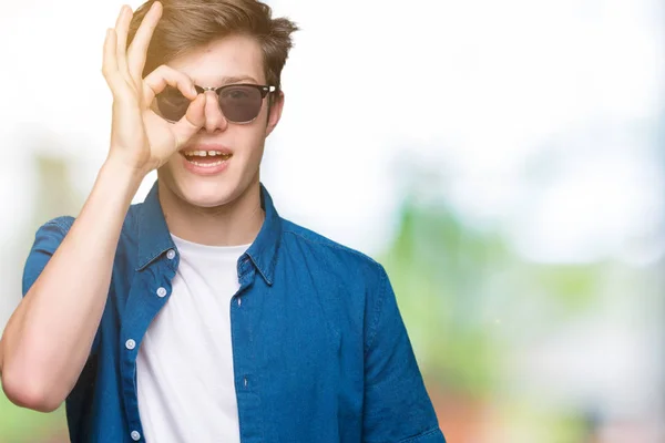 Jonge Knappe Man Dragen Van Een Zonnebril Geïsoleerde Achtergrond Doen — Stockfoto