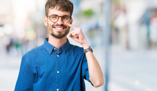 Giovane Bell Uomo Che Indossa Occhiali Sfondo Isolato Indicando Con — Foto Stock