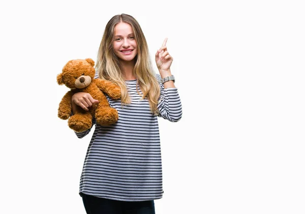 Mladá Krásná Blondýnka Hospodářství Teddy Bear Plyšové Izolované Pozadí Překvapilo — Stock fotografie