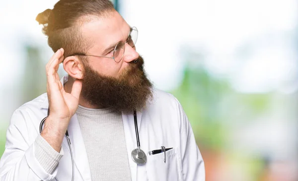 Jonge Blonde Dokter Man Met Baard Dragen Medische Coat Glimlachend — Stockfoto