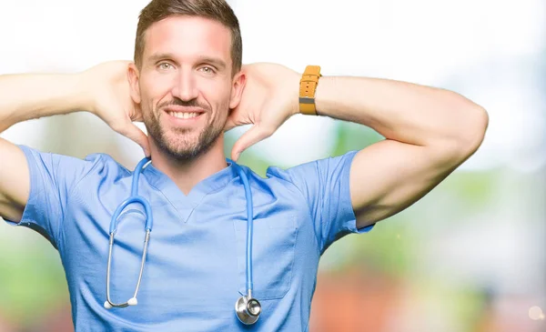 Bonito Médico Homem Vestindo Uniforme Médico Sobre Fundo Isolado Relaxar — Fotografia de Stock