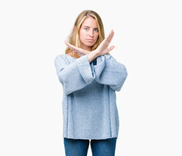美丽的年轻女子穿着蓝色毛衣在孤立的背景拒绝表达交叉武器做消极的标志 愤怒的脸 — 图库照片