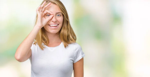 Schöne Junge Frau Trägt Legeres Weißes Shirt Über Isoliertem Hintergrund — Stockfoto