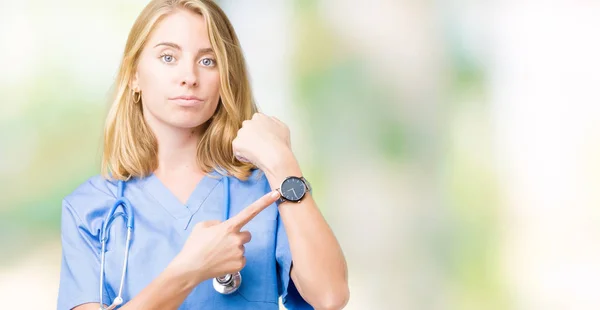 Schöne Junge Ärztin Trägt Medizinische Uniform Über Isoliertem Hintergrund Eile — Stockfoto