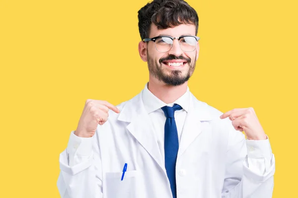 Jeune Scientifique Professionnel Homme Portant Manteau Blanc Sur Fond Isolé — Photo